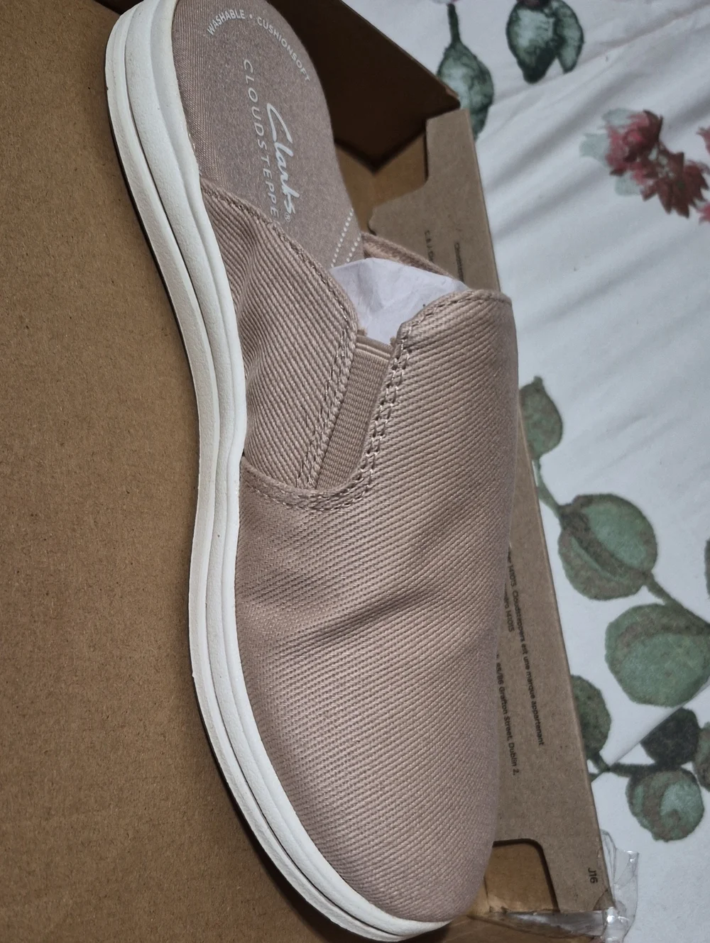 Clarks  Slip-On Loafer in Light Beige Canvas